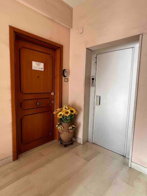 3 Fermate Dal Colosseo - Casa Vacanze Elena - 50 M Da Metro Garbatella Roma Exterior foto